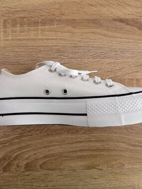 Converse Women’s White Sneakers. New, Never Worn
